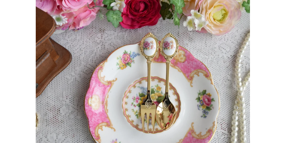 Vintage inspired style fork and spoon set with flower bouquet