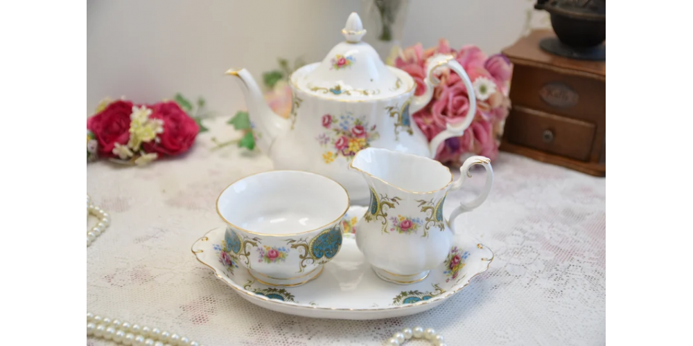 Royal Albert Berkeley tea pot milk jug and sugar bowl set whit Oval Tray Bone China